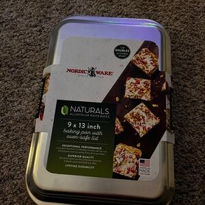 Nordic Ware Naturals® Classic Metal
Covered Baking Pan